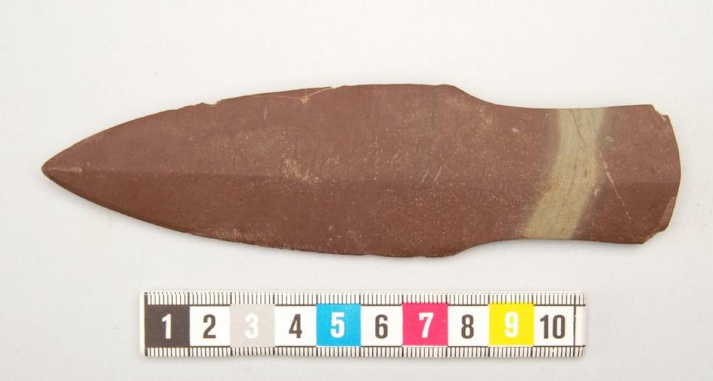 Figur 19. Förekomst av rödskiffer, markerade av Karman (1988:44) och införda av Lundberg på Lundbergs (1997) karta över lokaler med skärvstensvallar.