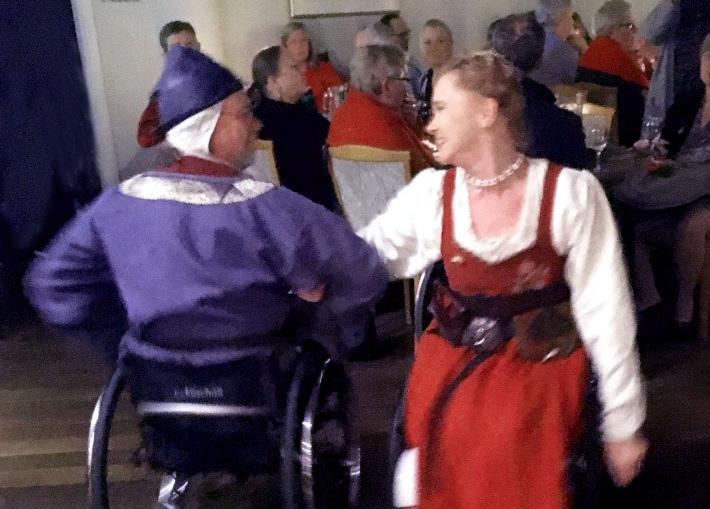 Medeltidsensemblen Jordbrand stod för underhållningen under hela festen. Teresé och Jan Antonsson bjöd på medeltida rullstolsdans.