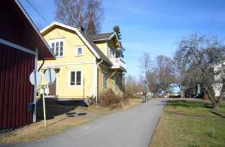Verksamheter och service Utbud av sällanköps- och dagligvarubutiker finns främst lokaliserat till centrala Säffle, ca 500-600 meter nordost om planområdet.