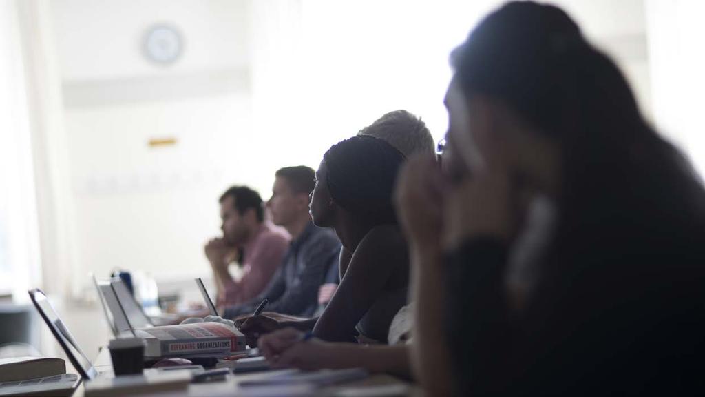 Handelshögskolan i Stockholm (HHS) strävar efter att vara en kreativ och stimulerande plats för arbete och studier där människor med olika bakgrunder och erfarenheter ges samma rättigheter,