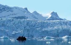 Vi kryssar längs glaciärer, utforskar den unika naturen och spanar efter djur som valross, isbjörn och polarräv.