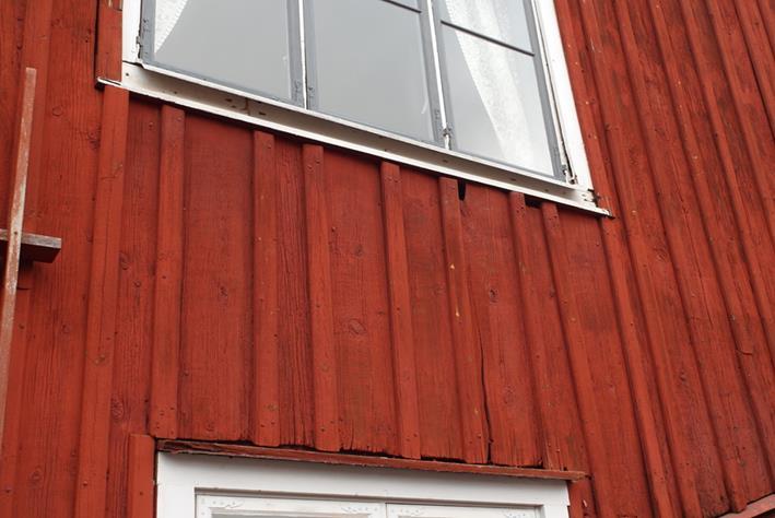 Treluftsfönster med rötskador bakom panelen. Rötskadad vattbräda över bv fönster. Synliga rötskador i under fönstret.