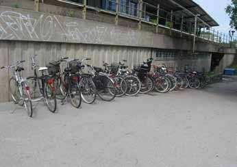 I områdets västra del vid Blåsut är en stor del av gatuparkeringen reglerad som boendeparkering reserverad för de boende i delområdet.