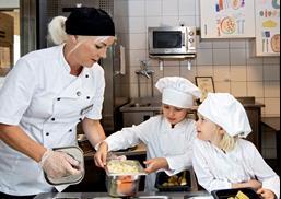 Skola, förskola och fritids Skolan är den plats där flest måltider serveras