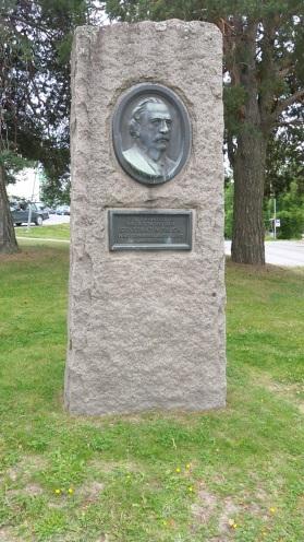 Fornlämningar Inom parkområdet finns en minnessten i granit till minne av brukspatron Constantin Falck. Stenen är 2,9 meter och 1,2 meter bred.