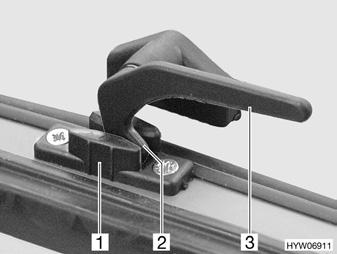 29) För att ställa det takfönstret i läge for "kontinuerlig vädring": Sväng låsarmen (Bild 31,3) ett kvarts varv mot fönstrets mitt. Tryck upp det takfönstret något. Vrid tillbaka låsarmen.
