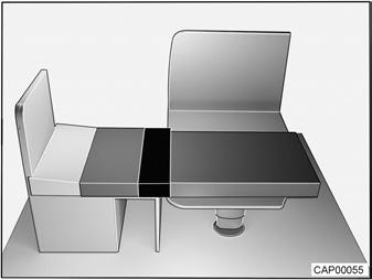 Tag bort ryggdynan och sittdynan från den längsgående sitsen och lägg dem åt sidan. Bygg om lyftbordet till sängbotten (se avsnitt 7.6.2). Fäll upp den längsgående sitsens sittplatta.