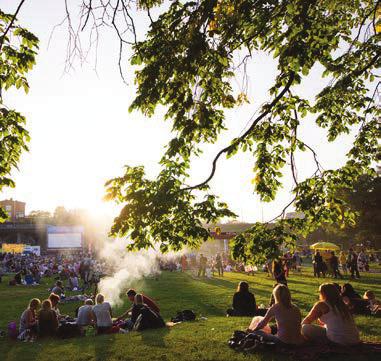 Gräsrummet Det cirkulära gräsrummet är parkens centrala