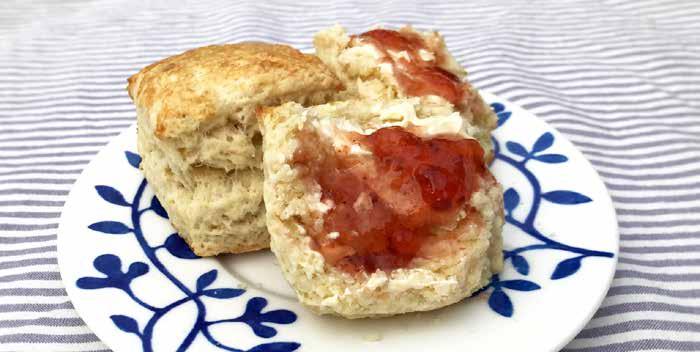 Scones 4 portioner 145 kcal, 4 g protein per portion 4,5 dl vetemjöl 2 tsk bakpulver 1/2 tsk salt 50 g margarin eller smör 2 dl mjölk 1. Blanda vetemjöl, bakpulver och salt i en bunke.