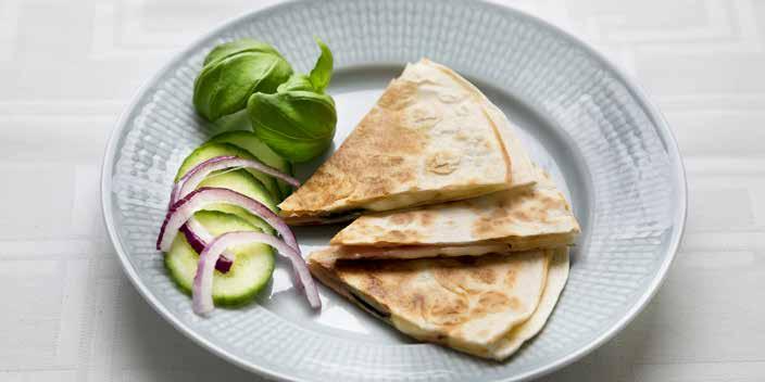 Quesadillas 330 kcal, 14 g protein 1 skiva skinka eller kalkon 1 tortillabröd 1/2 tsk senap 2 st ostskivor Smör (stekning) 1. Dela tortilla brödet på mitten. 2. Bred senap på ena halvan.