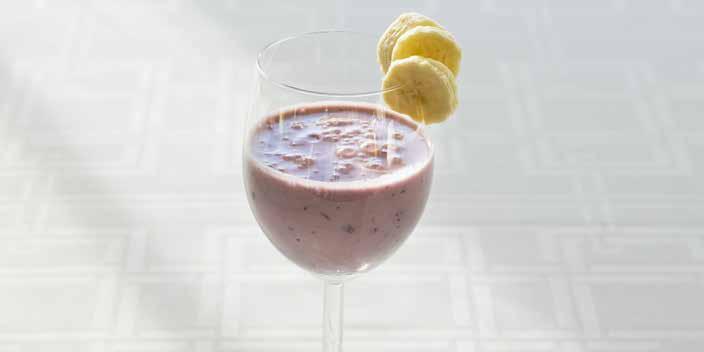 Sval smoothie med banan och blåbär 150 kcal, 7 g protein 1/2 banan 2 msk frysta blåbär 2/3 dl mjölk 2 msk kesella/kvarg 1.