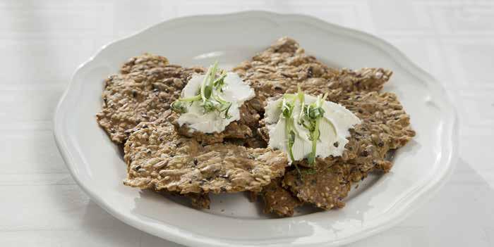 Frasiga brödsnack 1 dl vetemjöl 1/2 dl solroskärnor 1/2 dl pumpakärnor 1/2 dl sesamfrön 1/2 dl hela linfrön 1/2 dl rapsolja 2 dl kokande vatten 1/2 tsk flingsalt och eventuell rosmarin 1.