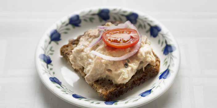 Tonfisksnitt 300 kcal, 17 g protein 1/2 dl tonfisk 1,5 msk majonnäs 1 tsk ketchup 1 tsk Bostongurka 1 skiva bröd Salt och peppar 1.