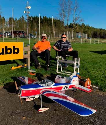 1/2018 21 Michael Palms och Dan Hunes tävlingsredskap. Clamer och Norvald njuter i solen. I förgrunden Clamers fina Yak-55.