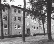 Torpet Lindekulla är ett exempel på den enkla bostadsbebyggelse som fanns i området före utbyggnaden och har lokalhistoriskt värde. Program skydd Värdefulla miljöer 1985: radhus m m Sörensens gata.
