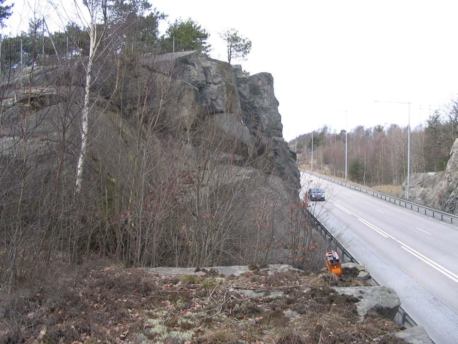 Bergteknisk utredning Halvorsäng 11 (13) Foto 8. Bergskärning mot Hisingsleden, i delområde A. Slänter rensas på löst bergmaterial.