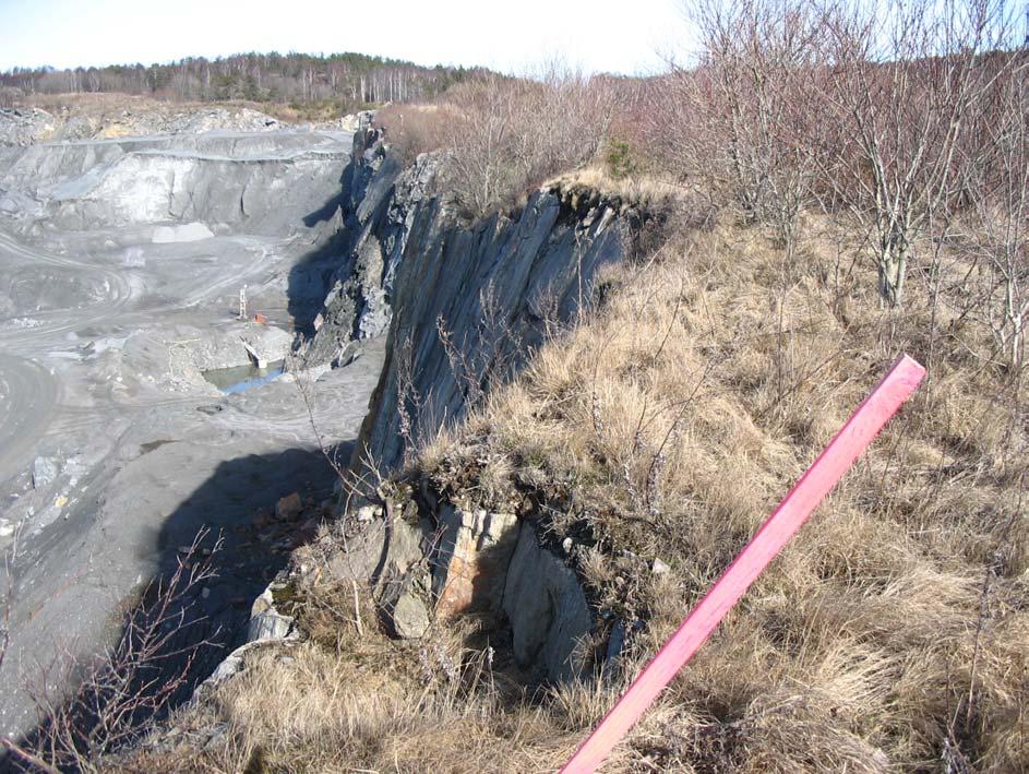 Bergteknisk utredning Halvorsäng 12 (13) Foto 9. Nuvarande täktområde avslutas österut av höga kvarstående schaktväggar med lösa block och skivor.
