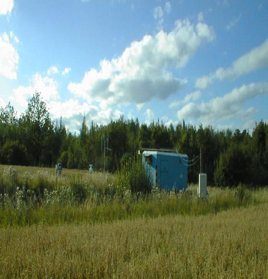 Mätpunkt 3 m över öppen mark samt 24 m hög meteorologisk mast. Mätplatsen är belägen på landsbygden, ca 15 km nordväst om Norrtälje tätort.