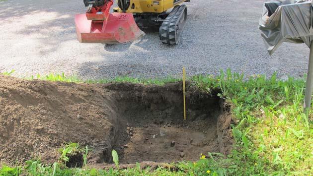 Genomförande Den här aktuella förundersökningen utfördes i form av en schaktningsövervakning där nio schakt grävdes vid det ungefärliga läget för de planerade 19 skyltarna och deras fundament.