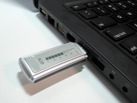 utrustade med en diskettenhet. Man kunde bl.a. spara sina arbeten på en diskett och sätta i den i olika datorer för att öppna sina filer.