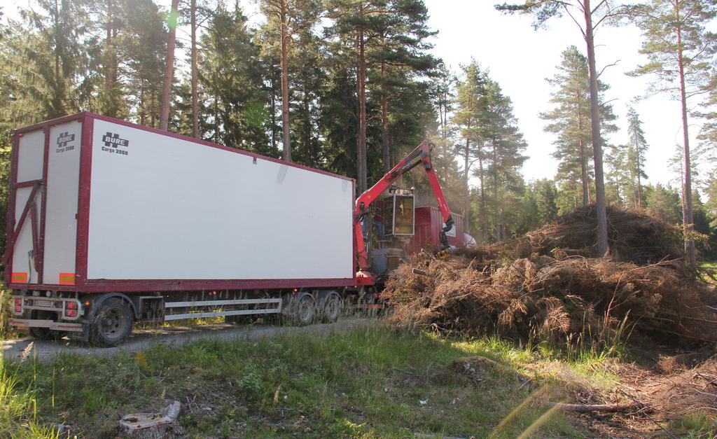 Huggbil under arbete med flisning av en grotvälta placerad nära vägen vilket är fördelaktigt för att nå allt material med kranen. Foto: Henrik von Hofsten, Skogforsk.