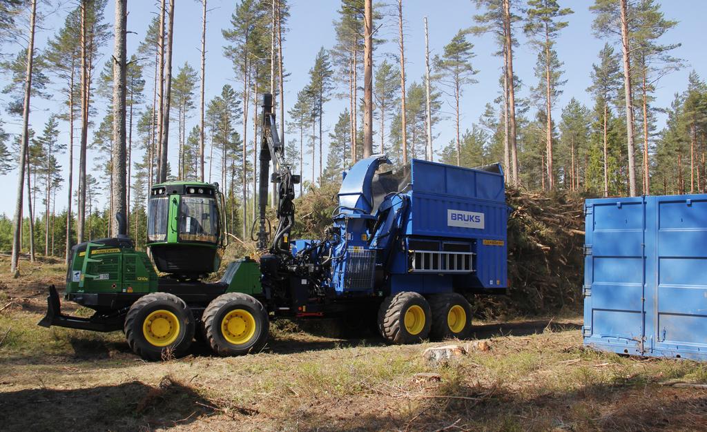Skotarmonterad sönderdelare. På bilden står containern alldeles intill vilket är ovanligt, om än önskvärt. Foto: Lars Eliasson, Skogforsk.