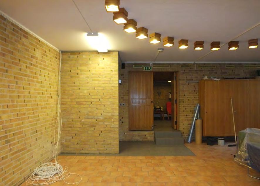 Hisschaktet är inbyggt i en tegelmur med återanvända tegelstenar och med liknande
