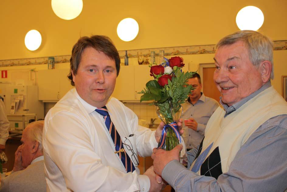 Jan W. Jörgensen (t,h) medlem i 50 år (!) uppvaktas av ordförande Johnny Pernerfors.