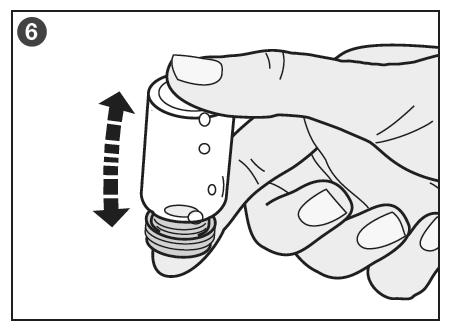 7) Rulla injektionsflaskan mjukt mellan handflatorna för att lösa upp allt Tadimpulver på flaskans botten och sidor (bild 7).