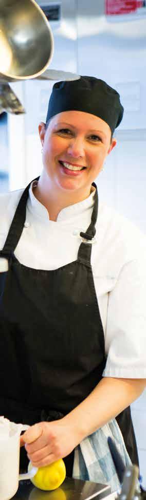Kursen vänder sig till dig som vill ha inspiration och kunskap om vegetariska rätter som passar skolrestaurangens förutsättningar. Kursledare Carina Brydling är krönikör, eko- och tv-kock.
