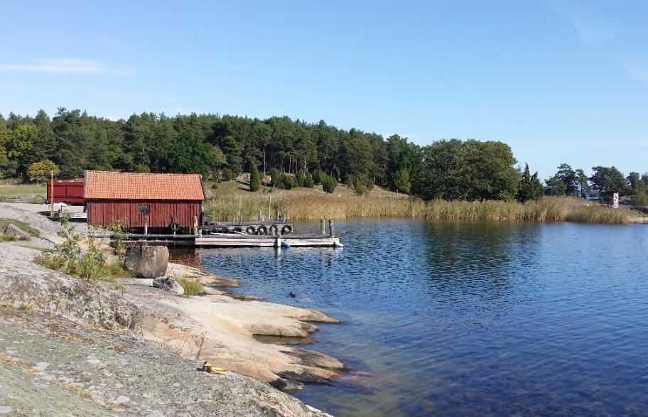 Slingan passerar också Hälleforsnäs bruk som är en viktig historisk plats och som nu bland annat inhyser två muséer. Slingan är en del av Sörmlandsleden. Rampen är lite skev på några ställen.