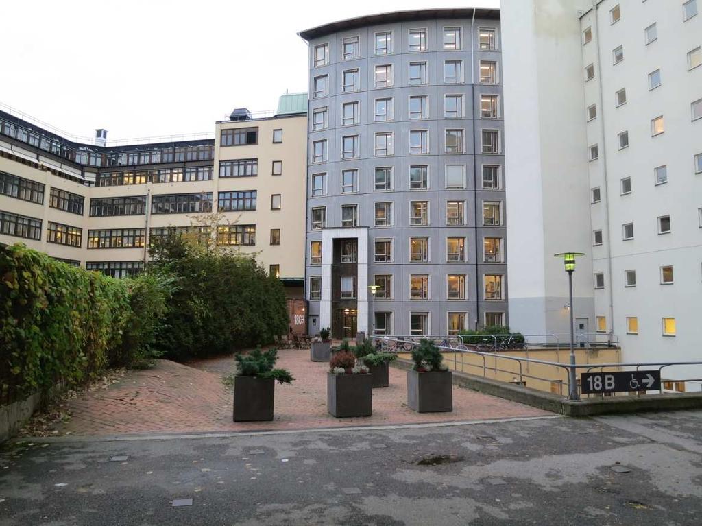 Gården med det böjda 1990-talskontoret rakt fram, och magasinet och den försänkta gården till höger. Vinkelbyggnaden till vänster hör till grannfastigheten Blästern 6.