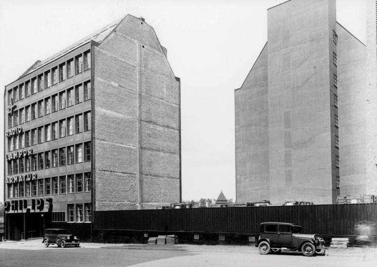 SID 25 (54) I början av 1950-talet förlängdes gathuset till sin fulla längd, efter ritningar av Lennart Tham, och samtidigt byggdes de ursprungliga byggnaderna om.