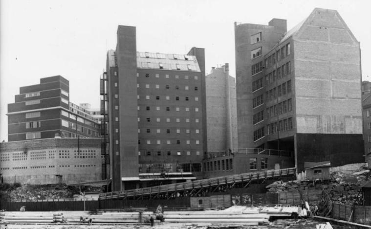 kontrast mot byggnadens industriellt präglade exteriör. Trapphuset finns kvar i välbevarat skick.
