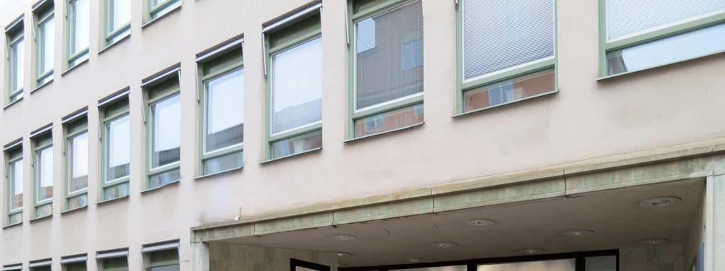 skyltfönster, ny dörr till lokal tas upp i befintlig indragen entrénisch mot gatan och fönster mot gården ändras