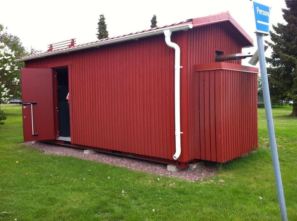 Referensuppdrag 7 Reservelverk Serviceboenden Leksands Bostäder Leverans av 4 st reservkraftscontainers 200-275 kva med sadeltak och träpanel. Inbyggda fördelningscentraler.
