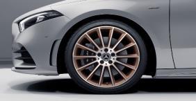 4MATIC AMG Lättmetallfälgar 48,3 cm (19") i multiekerdesign, RVJ P P P P P 0 svarta med fälghorn lackerade i Edition Copper, 7,5J x 19 ET49 med däck 225/40 R19.