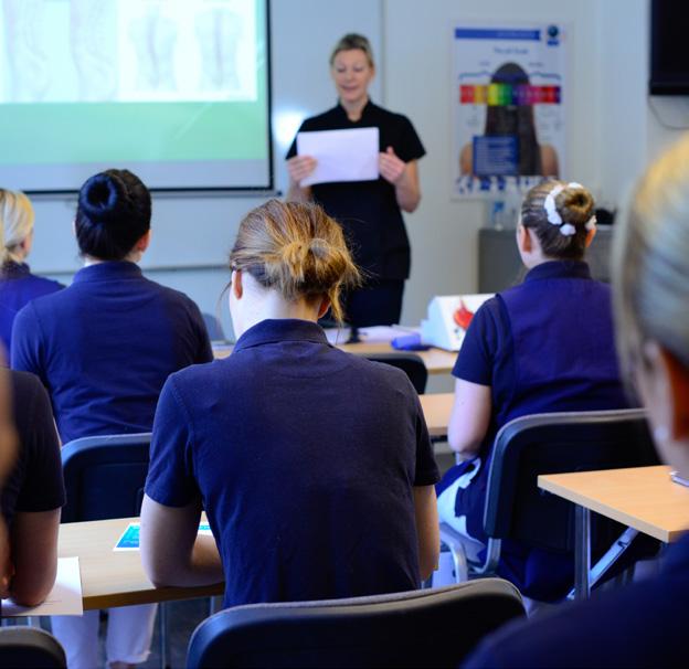 6 Är det lätt att få jobb efter min utbildning på Hudvårdshögskolan? SKOLAN HAR ETT GOTT RENOMMÉ både på den svenska och den utländska arbetsmarknaden.