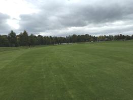 H ål 9 Justerat bunkerkanter på fairwaybunkrar. Fasat av kant på vänster greenbunker.