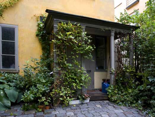 PÅ GÅRDEN FINNS EN TRÄ- VERANDA MED RÄFFLADE PELARE OCH RÄCKE MED FISKMOTIV FRÅN 1870-TALET. FOTO: J.