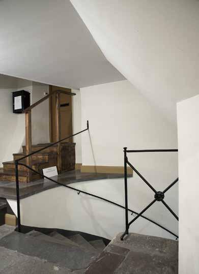 TRAPPHUSET I BYGGNADEN FRÅN 1700-TALET HAR ETT DEKORATIVT RÄCKE. FOTO: J. MALMBERG bad vilka installerades inom befintliga rum.