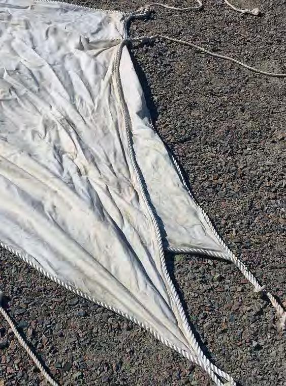 Slutsatsen drogs då seglen befanns vara betydligt längre än vingarna. Seglen behöver dock inte sys om, överskottstyget fästs istället dubbelt.