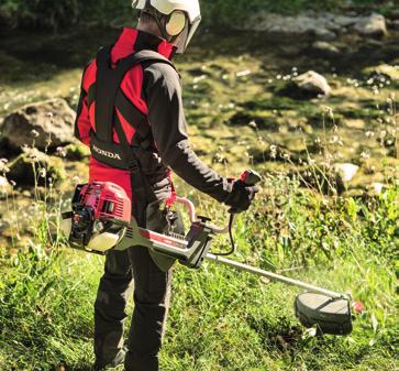 31 TRIMMERS OCH RÖJSÅGAR Trimmers och röjsågar Tillförlitliga, hållbara och utformade för att fungera i riktigt krävande miljöer. Våra trimrar och röjsågar är lättanvända och effektiva vid användning.