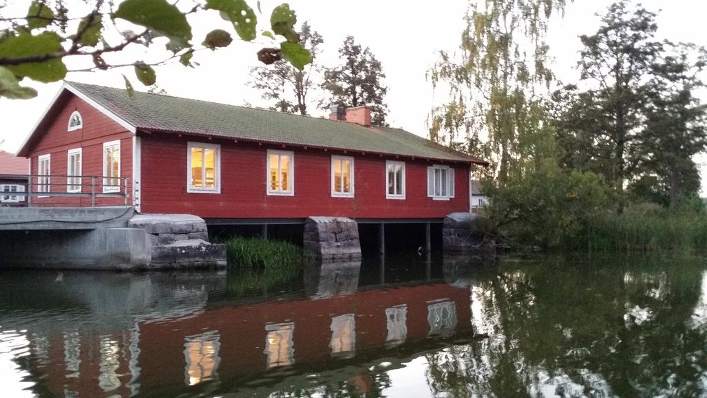 Naturskolan har funnits som en resurs i kommunen sedan 1991 och har som främsta mål att möta barngrupper och klasser från Eskilstunas grundskolor och ta ut dem i naturen.