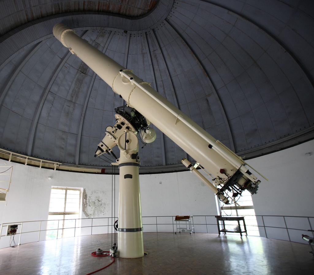 Figur 2.7, refraktorn på observatoriet i Belgrad. Att döma av instrumentets längd och diameter är öppningsförhållandet rätt stort.