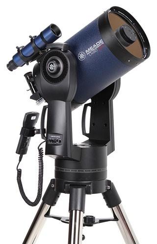 a) Strålgången i cassegrainteleskop. Hålet i primärspegeln, den buktiga sekundärspegeln och korrektionsplattan gör instrumentet betydligt mer komplicerat än newtonteleskopet.