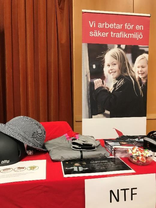 Medverkan på seniordagar I början av oktober arrangerades det en Seniordag i Kungälv. NTF Väst medverkade med ett informationsbord samt föreläsningar om Äldre i trafiken.