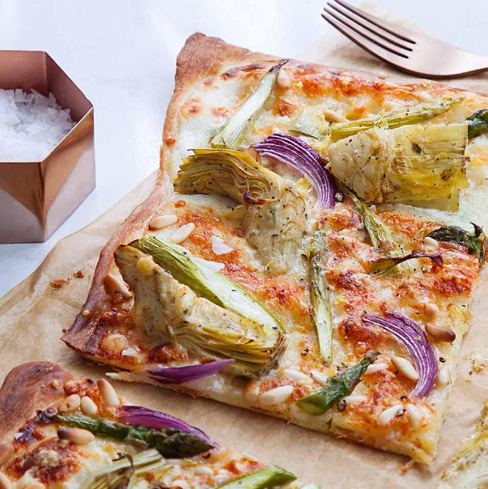 PIZZA med kronärtskocka, sparris och mandlar Ca 25 min Pizza 1 pizzadeg Bakplåtspapper* 1 dl matyoghurt 75 gram riven ost ½ rödlök ½ knippe sparris 1 burk kronärtskocka 1 vitlöksklyfta ½ påse