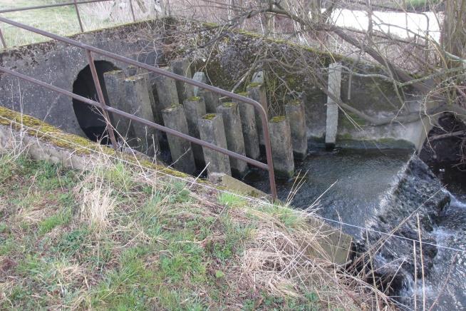 Vänstra bilden: kraftig erosion av slänten strax nedströms meandringen.