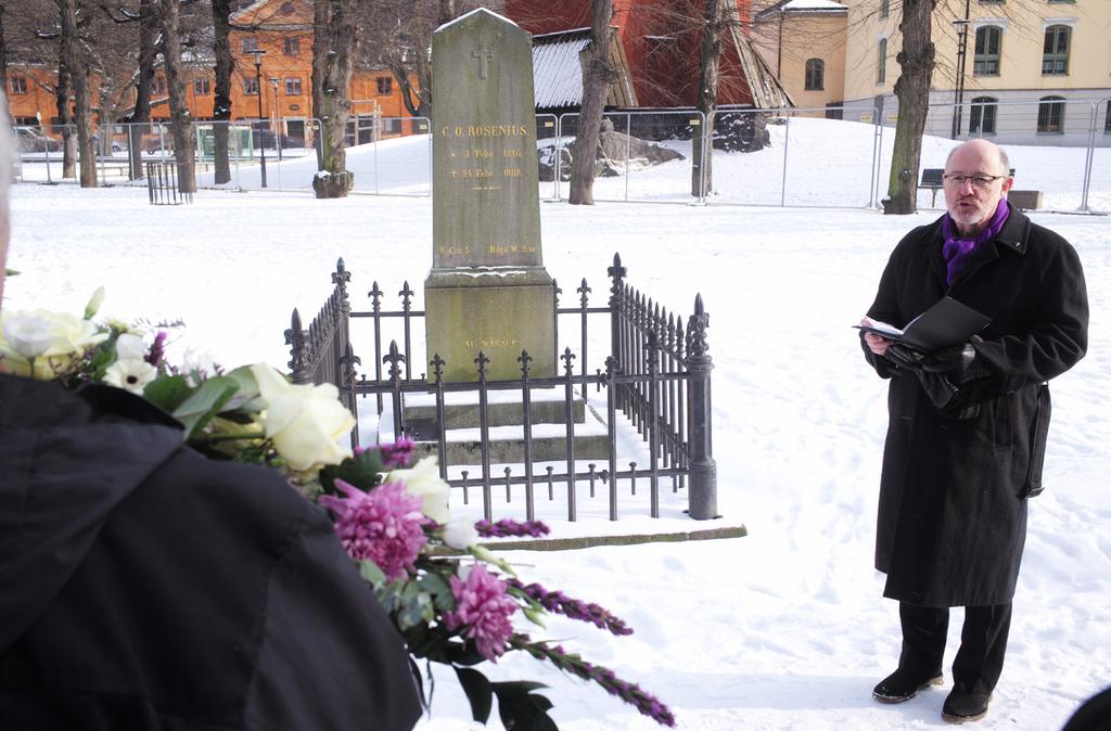 7 Efter högtiden med två föredrag och ett kort årsmöte vandrade de församlade upp till Johannes kyrkogård och Rosenius grav, där undertecknad höll ett kort tal och sedan lades blommor ned på hans